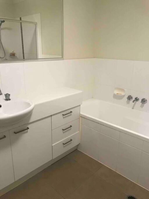Room With Separate Bath In Shared Homestay Redcliffe Exterior photo