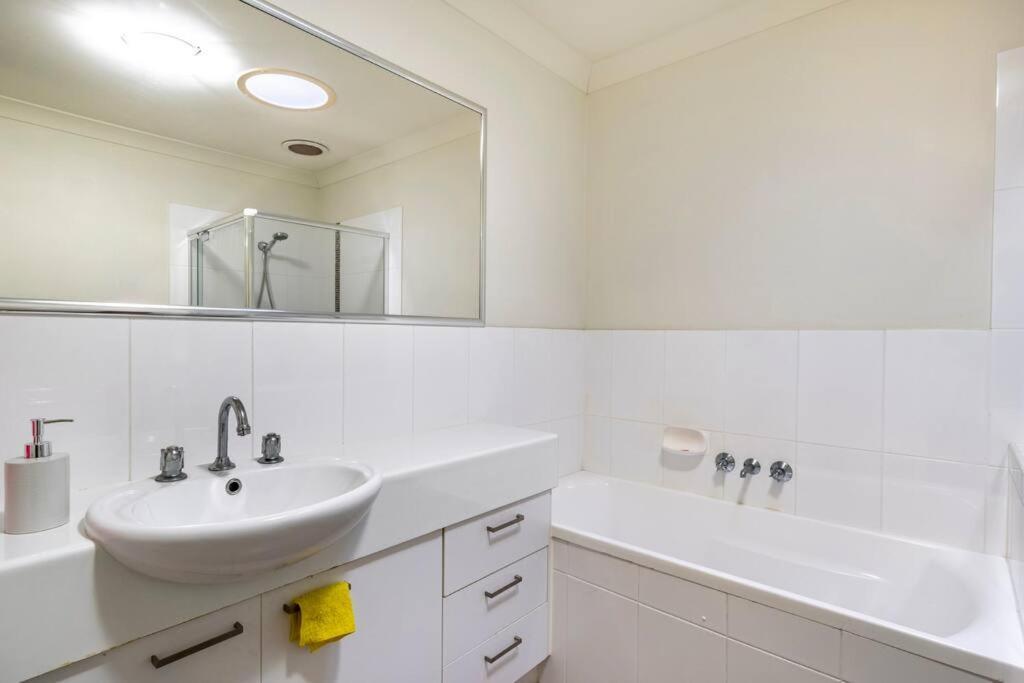 Room With Separate Bath In Shared Homestay Redcliffe Exterior photo