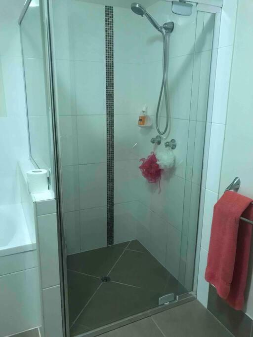 Room With Separate Bath In Shared Homestay Redcliffe Exterior photo